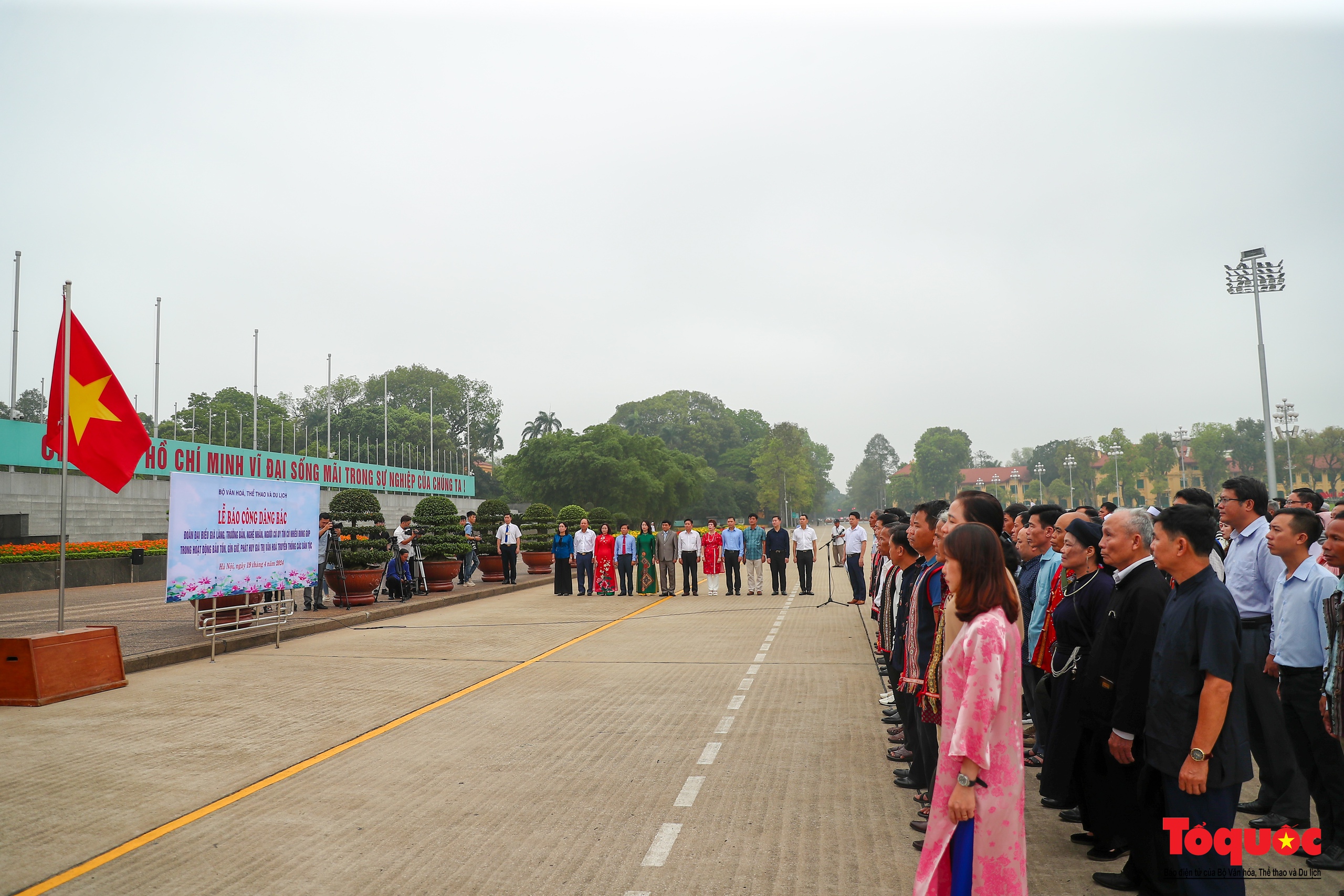 Đoàn đại biểu Già làng, Trưởng bản, Nghệ nhân các dân tộc Việt Nam báo công dâng Bác - Ảnh 3.